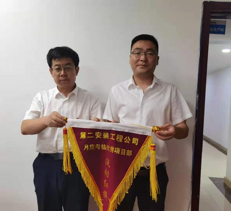 颁发流动红旗.jpg