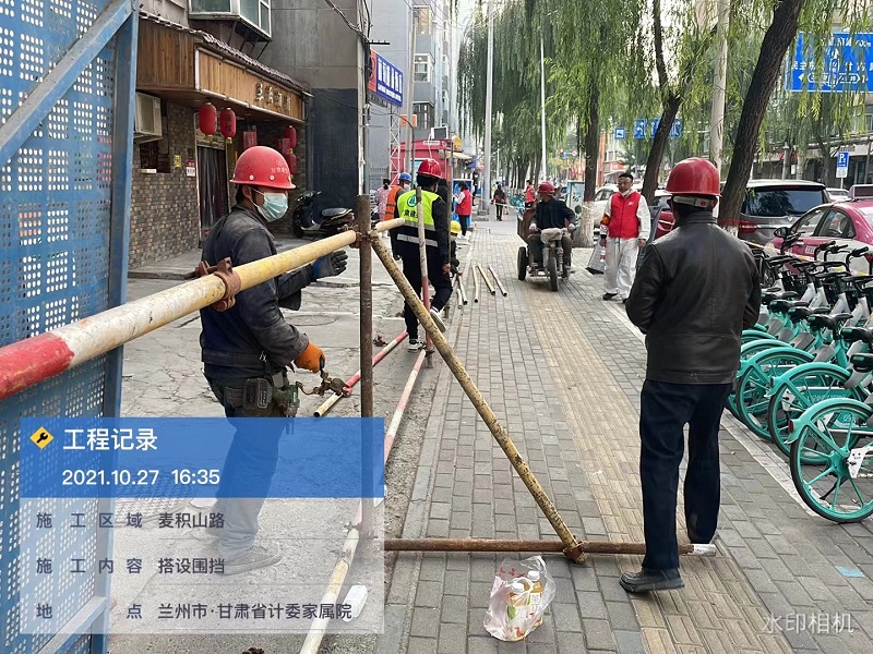 环球中心项目帮助社区搭建围挡.jpg